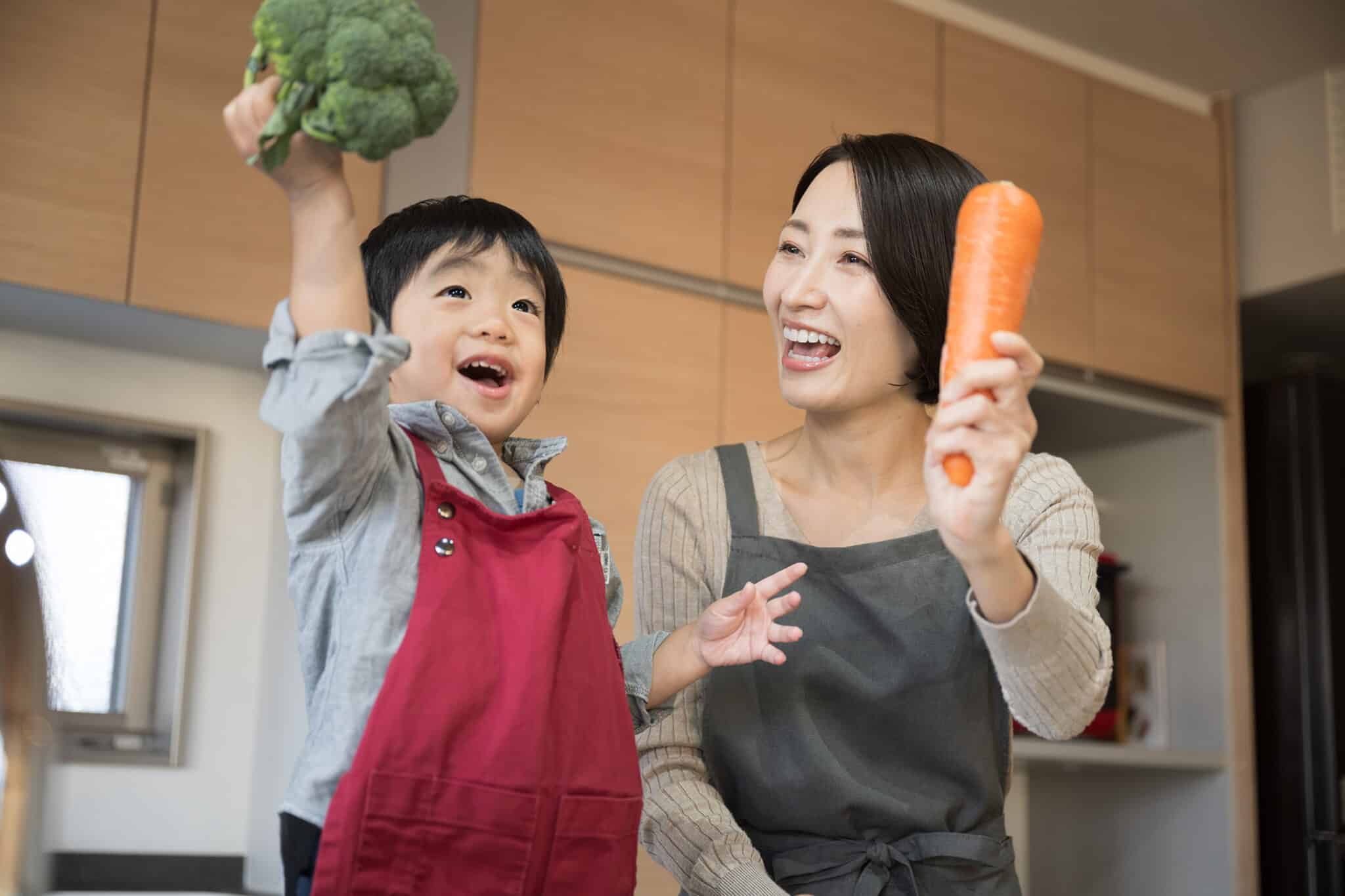 野菜大好きな子供　ママと一緒に料理をする子ども