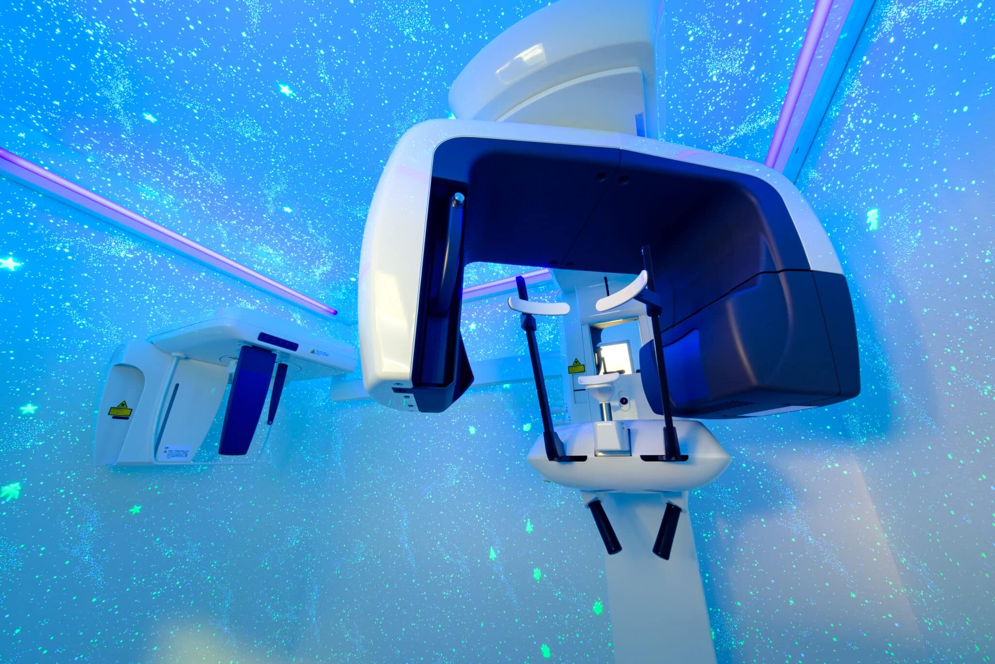 大田区田園調布の子供専門歯科医院内、精密な診査診断のための機械。星が輝く幻想的な壁が、お子様の不安を和らげ、小児矯正開始へ向けた一歩をスムーズに