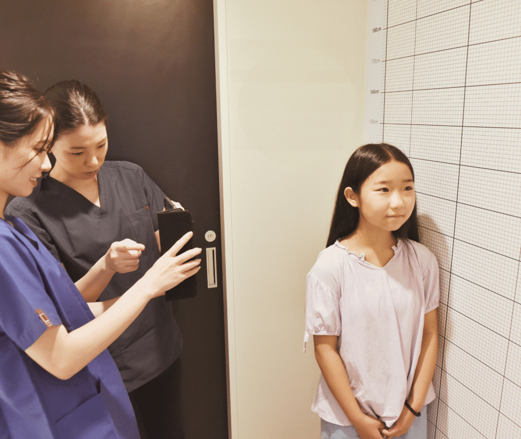 矯正中の子どもを撮影するスタッフ